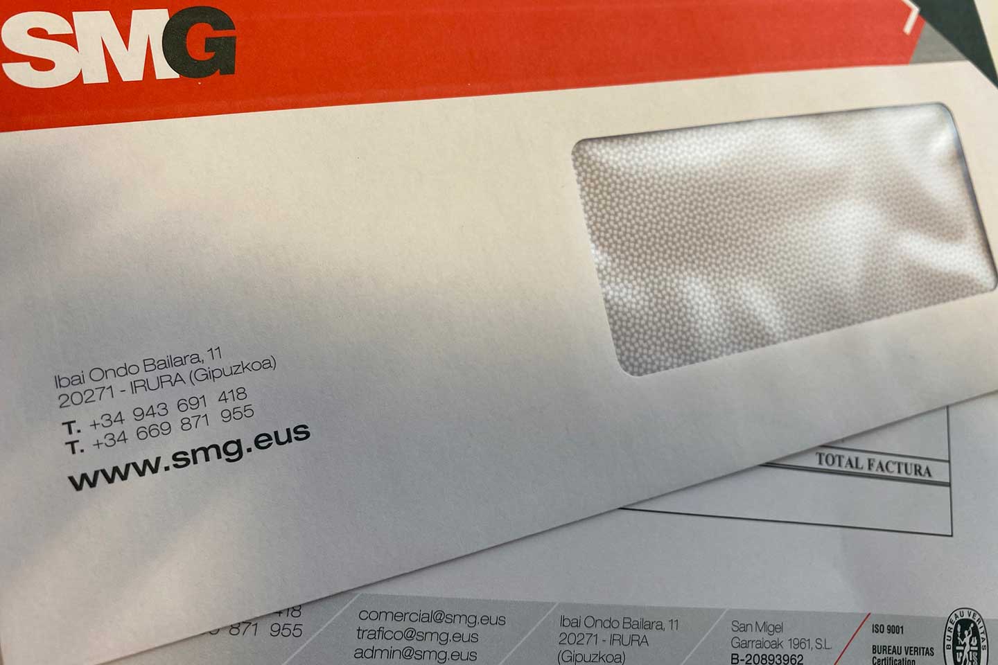 Imagen de un ordenador, un papel y un bolígrafo