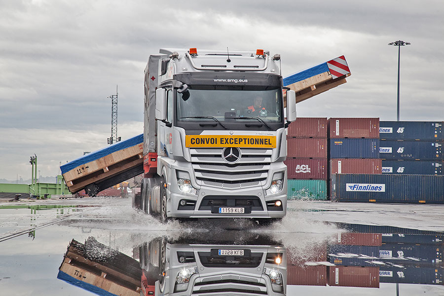 SMG truck transporting a big dimension industrial object