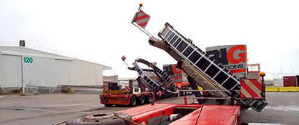 camión de carga y coche guía