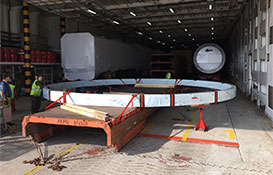 obreros manipulando carga en almacén