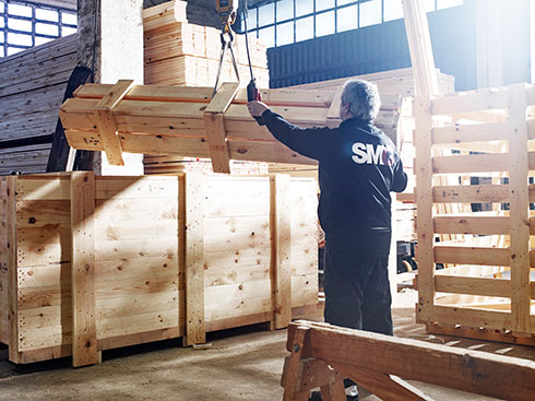 hombre manejando grua con carga