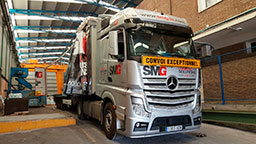 camión con carga aparcado