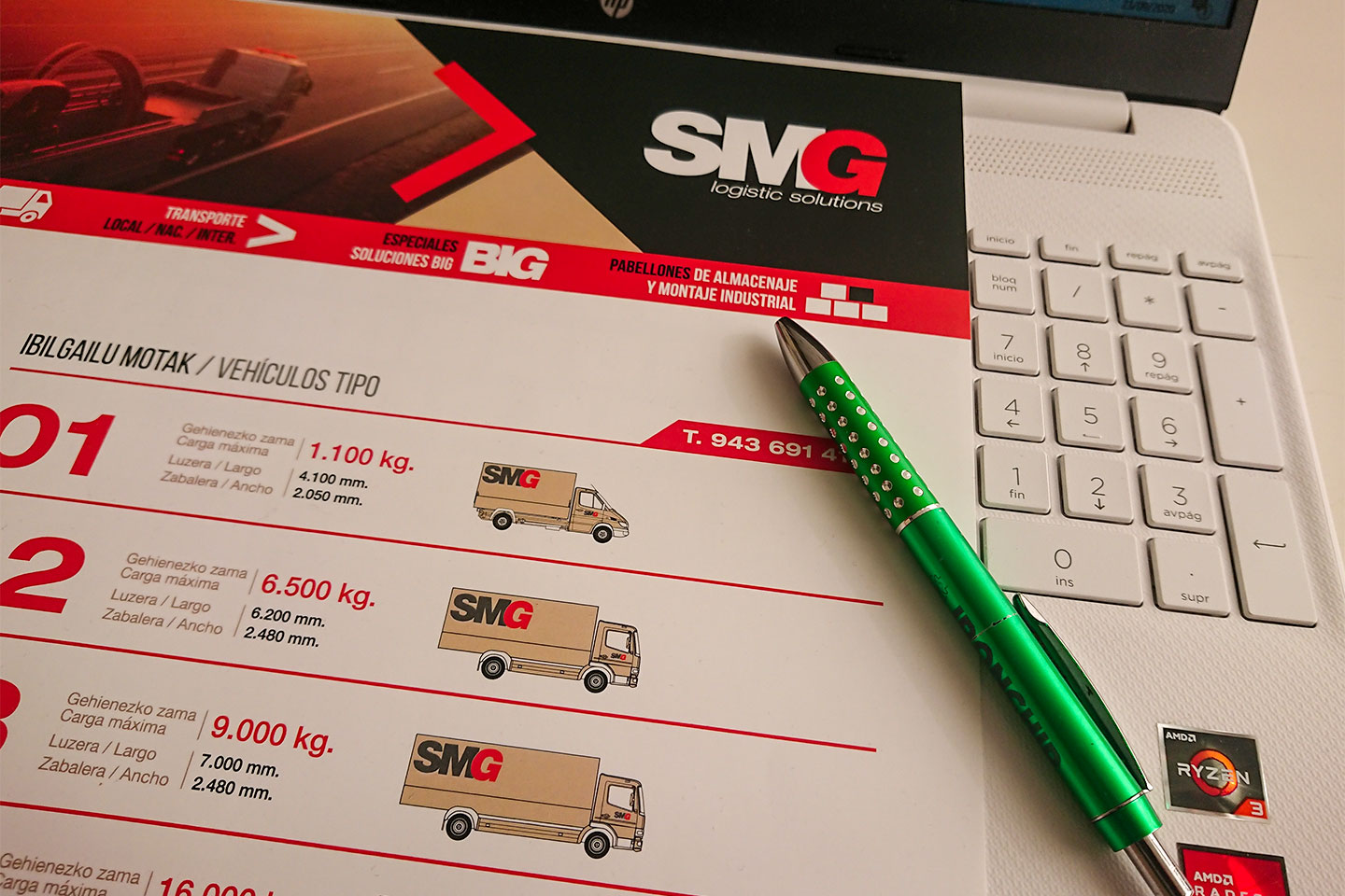 Imagen de un ordenador, un papel y un bolígrafo