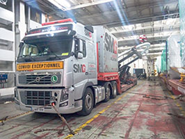 camión amarrado dentro de un barco