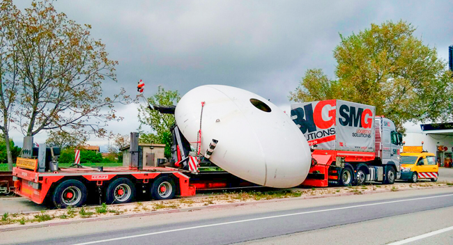 camión cargado con mercancía voluminosa
