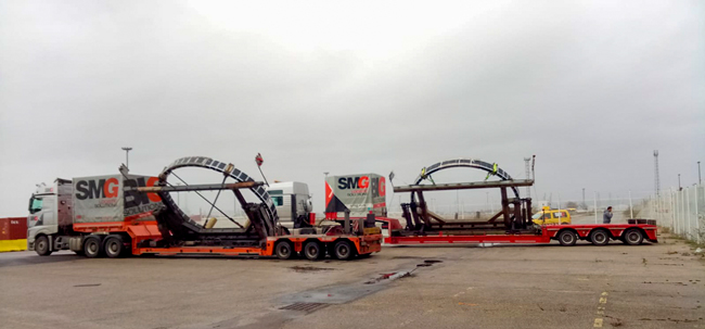 dos camiones de SMG en el puerto cargados con aros