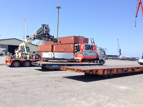 camión en el puerto entre containers