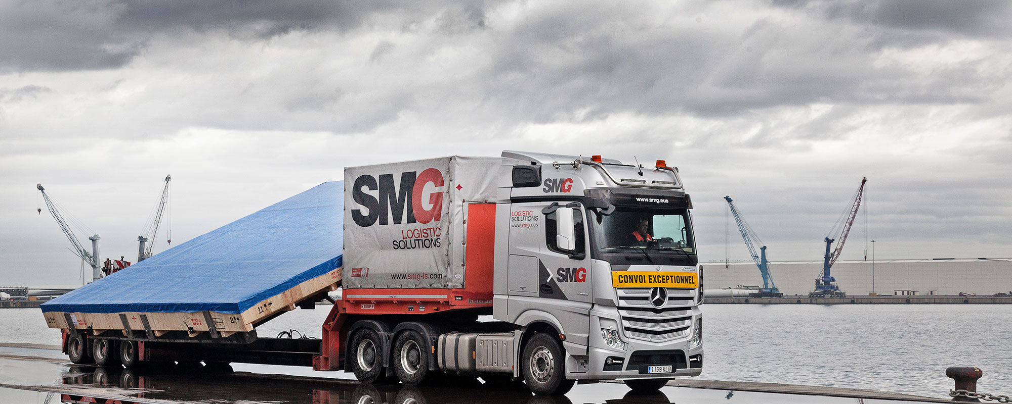 camión de SMG en el puerto