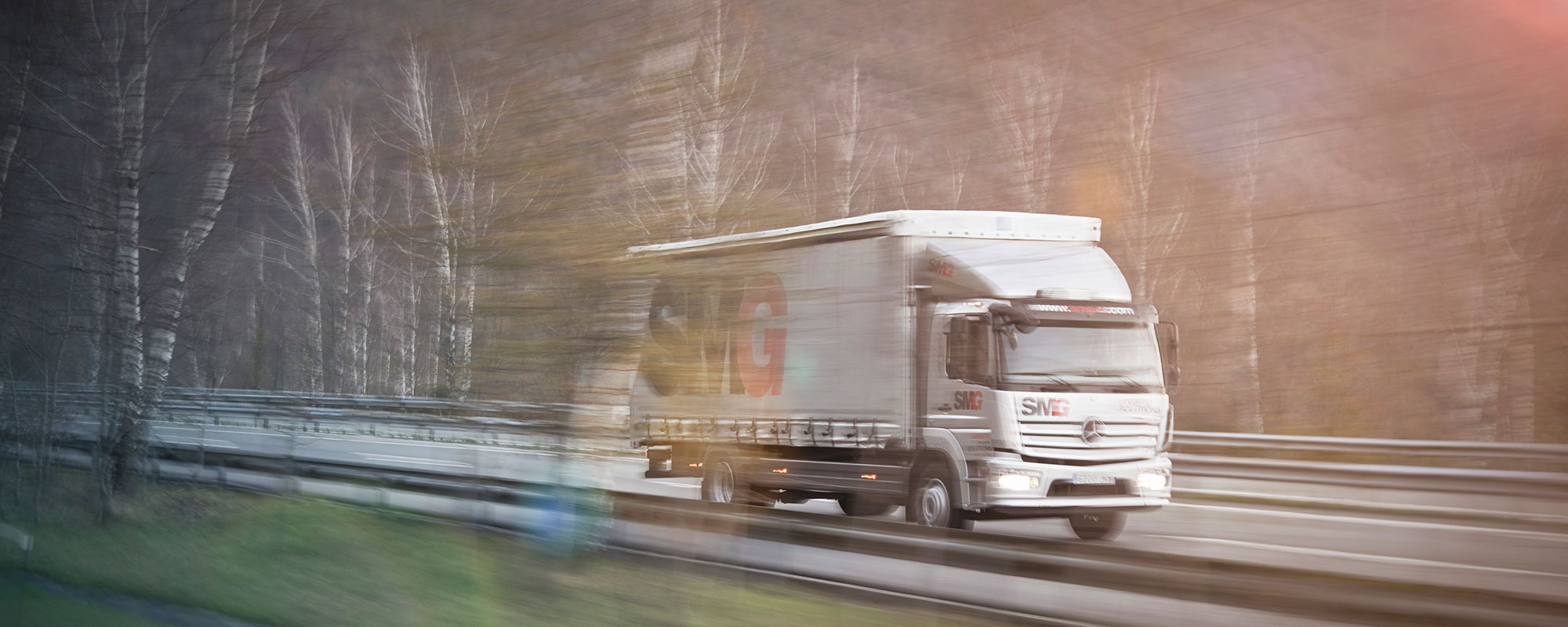 camión circulando por la carretera
